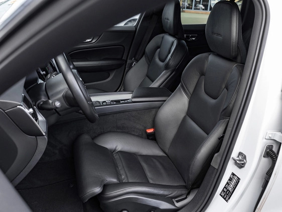 Volvo V60 cena 106900 przebieg: 162600, rok produkcji 2019 z Bobowa małe 781